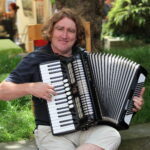 Peter Weiß mit Akkordeon