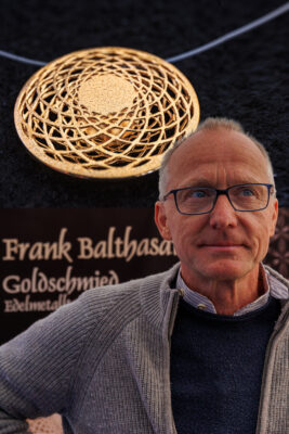 Frank Balthasar vor seinem Stand