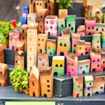 viele kleine, teils farbige Häuschen aus Holz