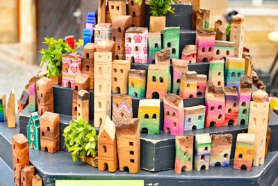 viele kleine, teils farbige Häuschen aus Holz