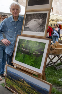 Toni Echter mit drei großen gerahmten Fotografien