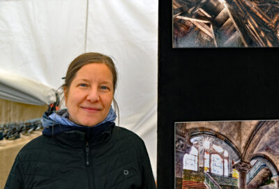 Gaby Ehringshausen mit zwei ihrer Fotografien