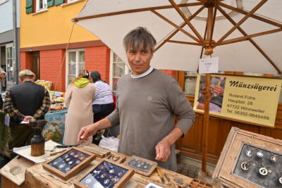 Roland Fohs mit mehreren Schmuckkästen voller ausgesägter Münzen