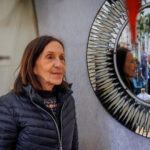 Betina Grüning mit einem Tiffany-Spiegel