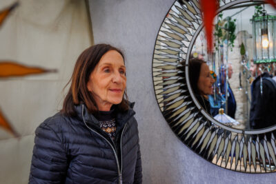 Betina Grüning mit einem Tiffany-Spiegel