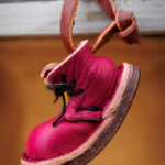 ein pinker lederner Schnürschuh als Schlüsselanhänger
