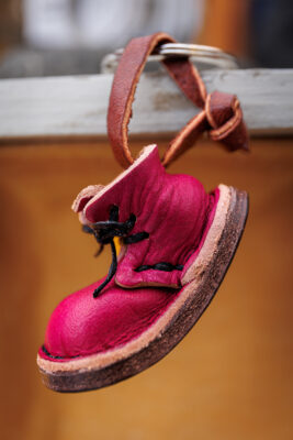 ein pinker lederner Schnürschuh als Schlüsselanhänger