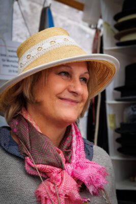 Gisela Helmes-Kronschnabl mit Hut