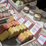 ein Stand mit vielen Seifen