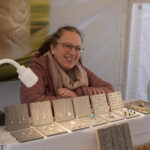 Tanja Knapp hinter ihrem Silberschmuck
