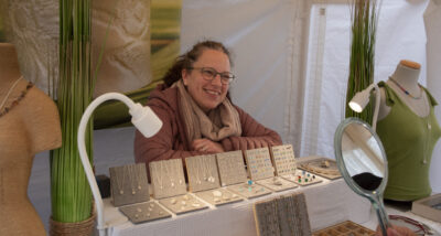 Tanja Knapp hinter ihrem Silberschmuck