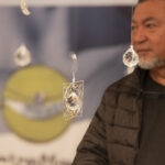 Ornamente aus Draht und Glas, im Hintergrund Roberto Kocchiu