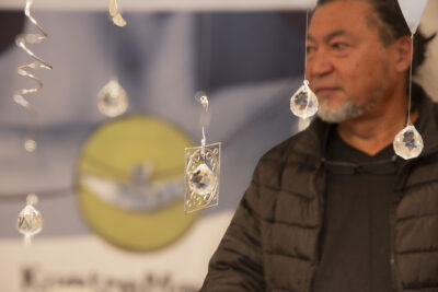 Ornamente aus Draht und Glas, im Hintergrund Roberto Kocchiu