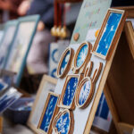kleine blauweiße Bilder von Pflanzenteilen
