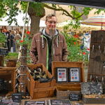 Martin Purrer an seinem Stand mit kleinen Stahlskulpturen und -utensilien