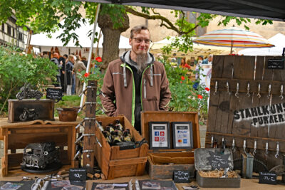 Martin Purrer an seinem Stand mit kleinen Stahlskulpturen und -utensilien