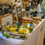ein Stand mit Stofftaschen, Haargummis und Decken